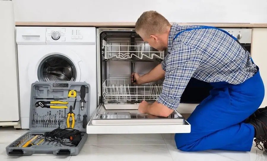 Ödemiş Hotpoint servisi teknisyen ekibi beyaz eşya tamiri yaparken
